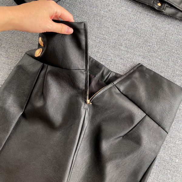 Γυναικείο έκο δερμάτινο σετ σε μαύρο χρώμα και κουμπιά