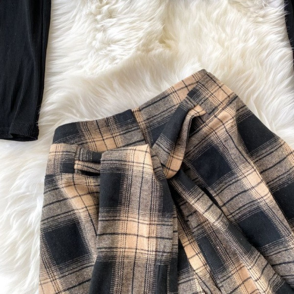 Naiste vabaaja komplekt kandilise kaelusega ja pikkade varrukatega