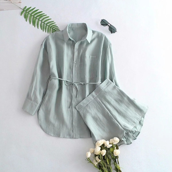 Naiste särgikomplekt lipsude ja lühikeste pükstega