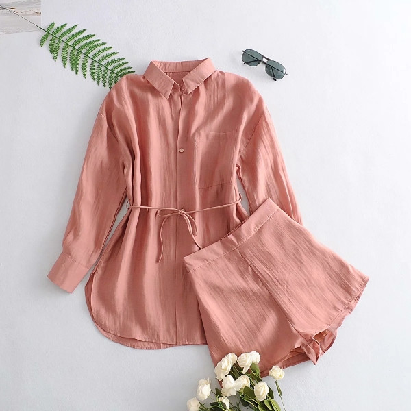 Naiste särgikomplekt lipsude ja lühikeste pükstega