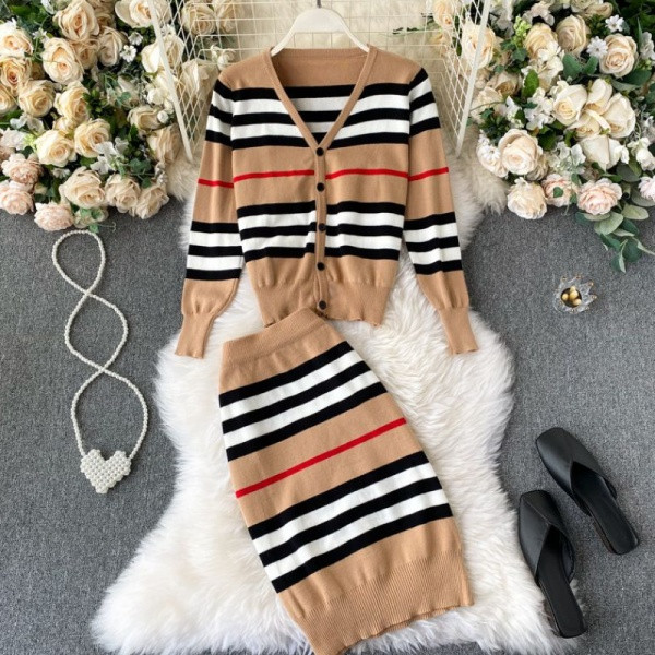 Napi női szett spitz nyakkivágással és magas derékkal