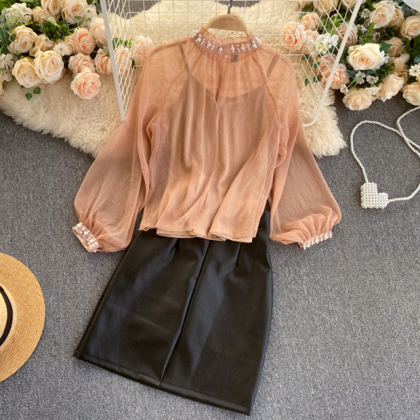 Stiilne naiste nahast seeliku ja särgi komplekt läikiva efektiga