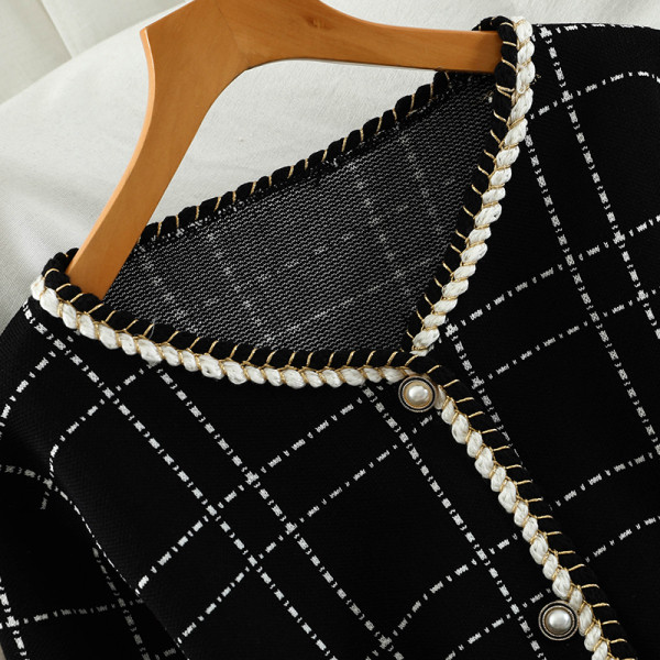 Moderni ženski komplet s dvodijelnim gumbima