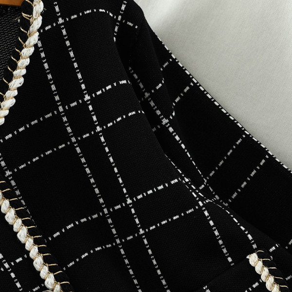 Moderni ženski komplet s dvodijelnim gumbima