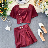 Set modern de bluză și pantaloni scurți cu talie înaltă pentru femei