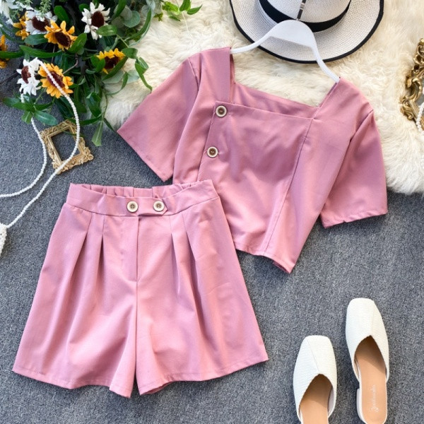 Set modern de bluză și pantaloni scurți cu talie înaltă pentru femei