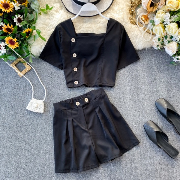 Set modern de bluză și pantaloni scurți cu talie înaltă pentru femei