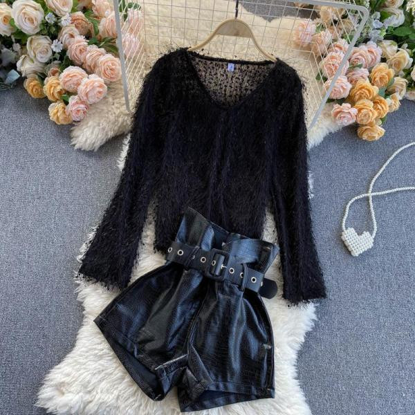 Modern női szett pulóverből és bőrnadrágból, magas derékkal