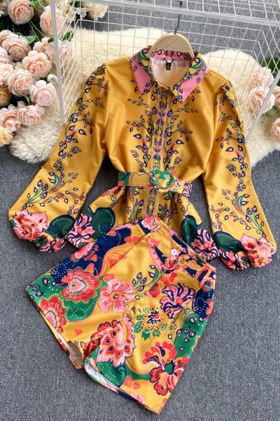 Πολύχρωμο γυναικείο σετ πουκάμισο με ζώνη και σορτς