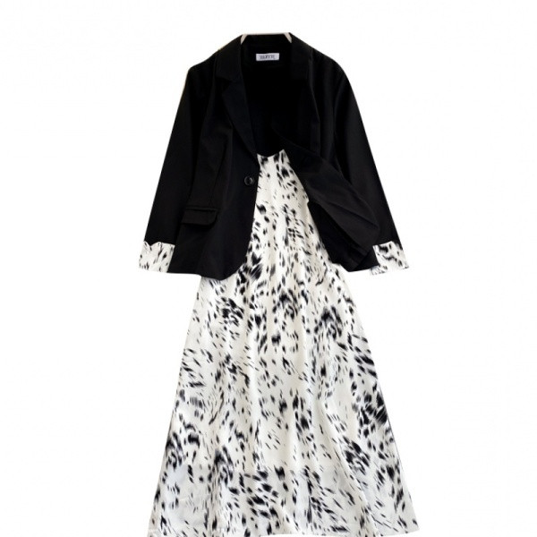 Γυναικείο σετ από δύο μέρη σακάκι και φόρεμα με τιρανδάκια