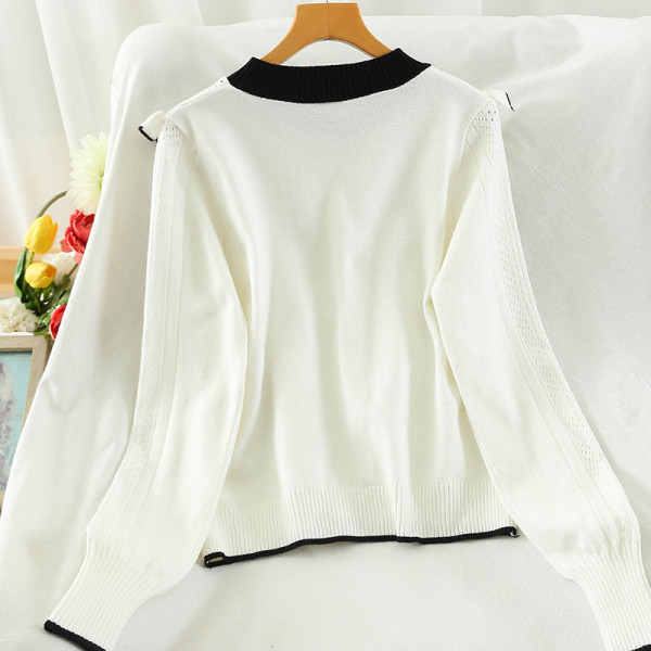 Μοντέρνα γυναικεία μπλούζα και φούστα