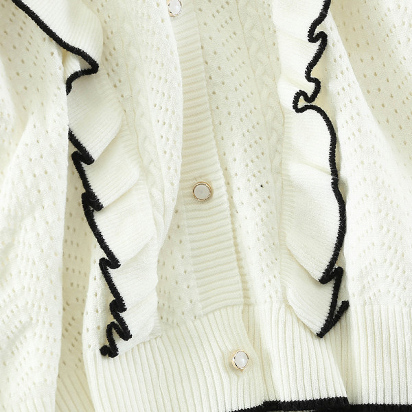 Μοντέρνα γυναικεία μπλούζα και φούστα