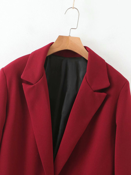 Μοντέρνο κοστούμι σε μπορντό χρώμα από σακάκι και σορτς