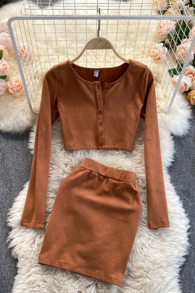 Ženski casual set sa smeđim gumbima