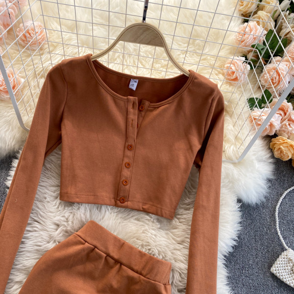 Ženski casual set sa smeđim gumbima