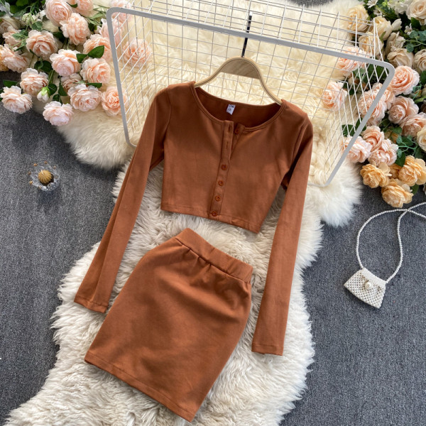 Ženski casual set sa smeđim gumbima