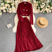 Uus mudel jopest ja plisseeritud seelikust naiste ülikond