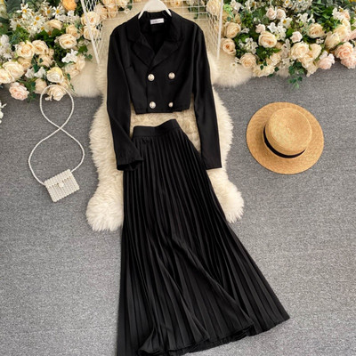 Uus mudel jopest ja plisseeritud seelikust naiste ülikond