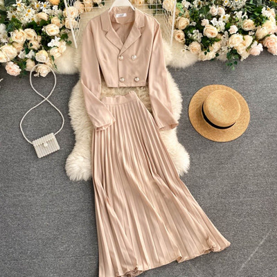 Uus mudel jopest ja plisseeritud seelikust naiste ülikond