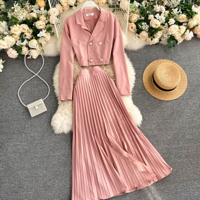 Uus mudel jopest ja plisseeritud seelikust naiste ülikond