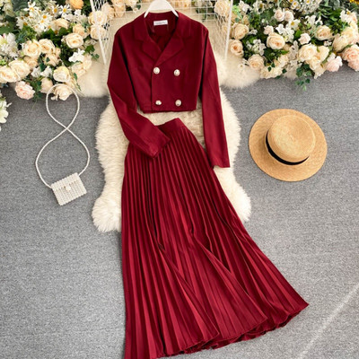 Uus mudel jopest ja plisseeritud seelikust naiste ülikond