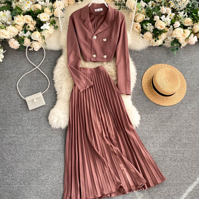 Uus mudel jopest ja plisseeritud seelikust naiste ülikond