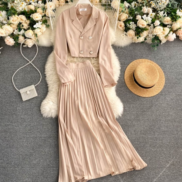 Uus mudel jopest ja plisseeritud seelikust naiste ülikond