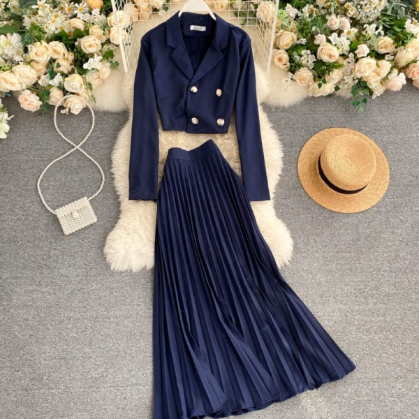 Uus mudel jopest ja plisseeritud seelikust naiste ülikond