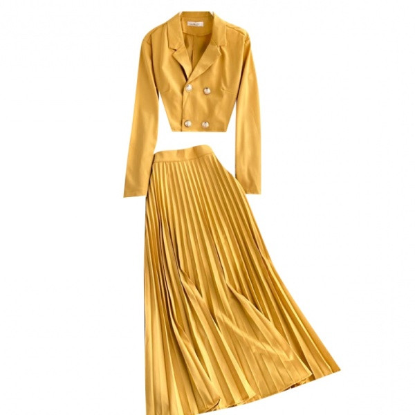 Uus mudel jopest ja plisseeritud seelikust naiste ülikond