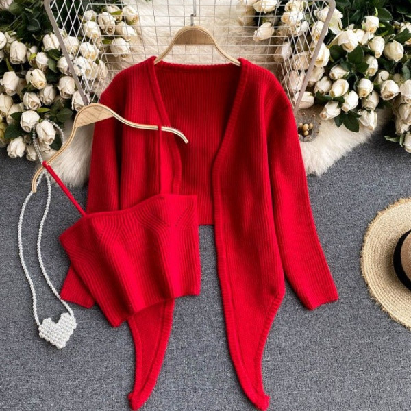 Novi model ženskog kompleta za pletenje u crvenoj boji