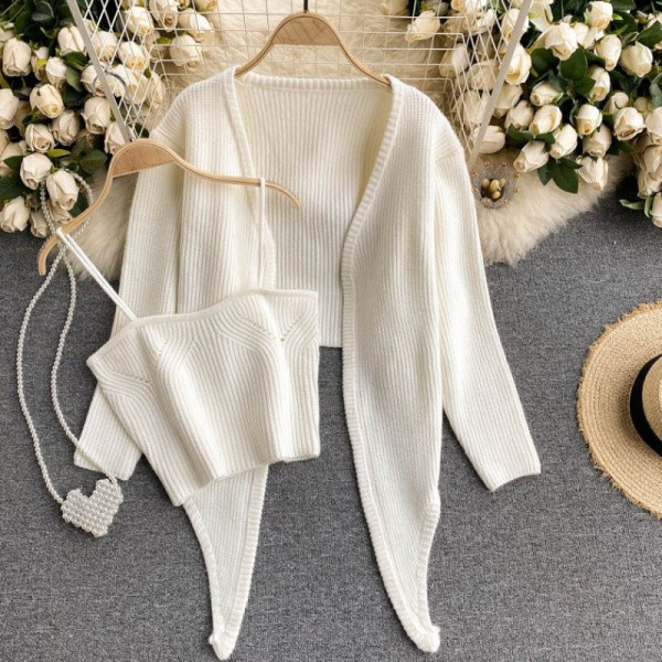 Novi model ženskog kompleta za pletenje u crvenoj boji