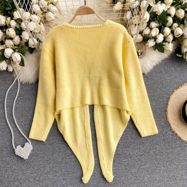 Novi model ženskog kompleta za pletenje u crvenoj boji