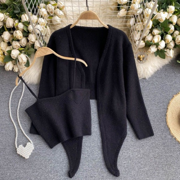 Novi model ženskog kompleta za pletenje u crvenoj boji