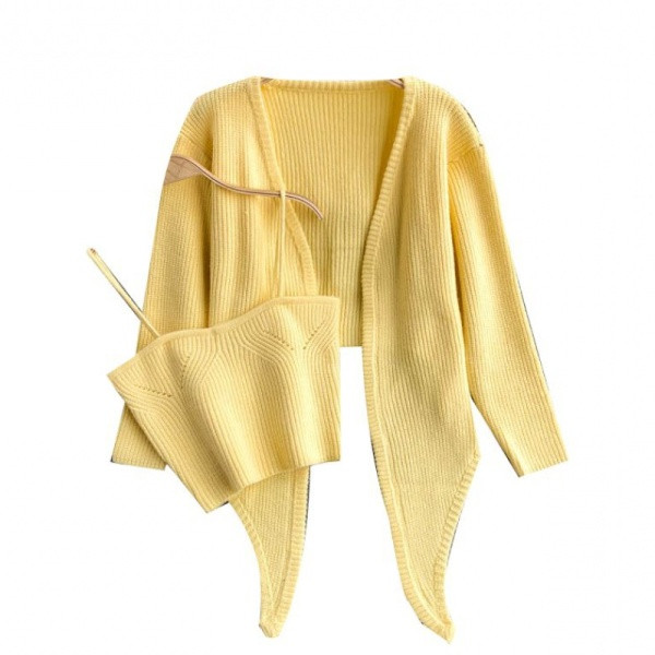 Novi model ženskog kompleta za pletenje u crvenoj boji