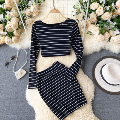 Γυναικείο μοντέρνο καθημερινό σετ ριγέ - μπλούζα με στρογγυλή λαιμόκοψη και φούστα