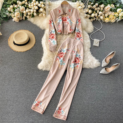 Moodne naiste komplekt beežis lilledega