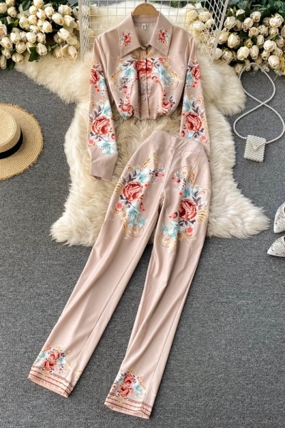 Moodne naiste komplekt beežis lilledega