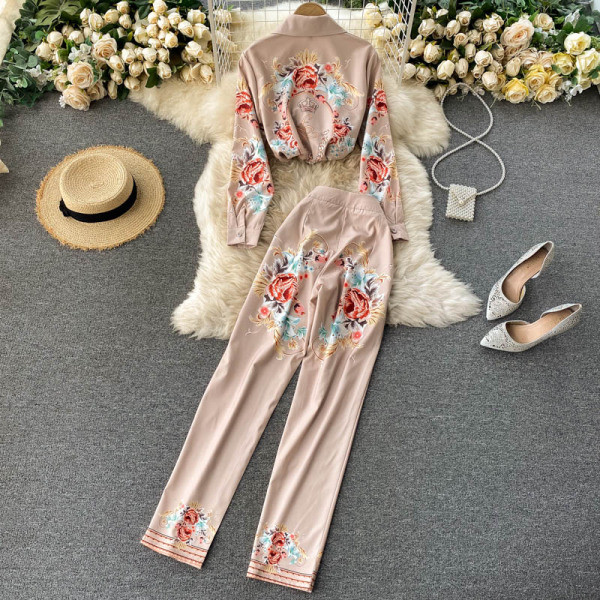 Moodne naiste komplekt beežis lilledega