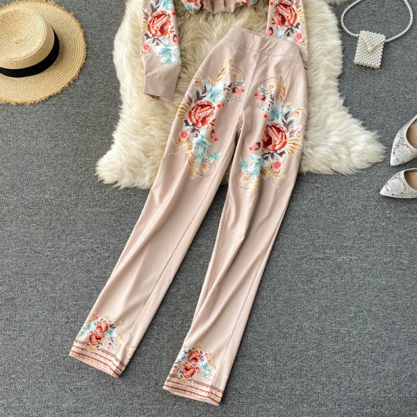 Moodne naiste komplekt beežis lilledega