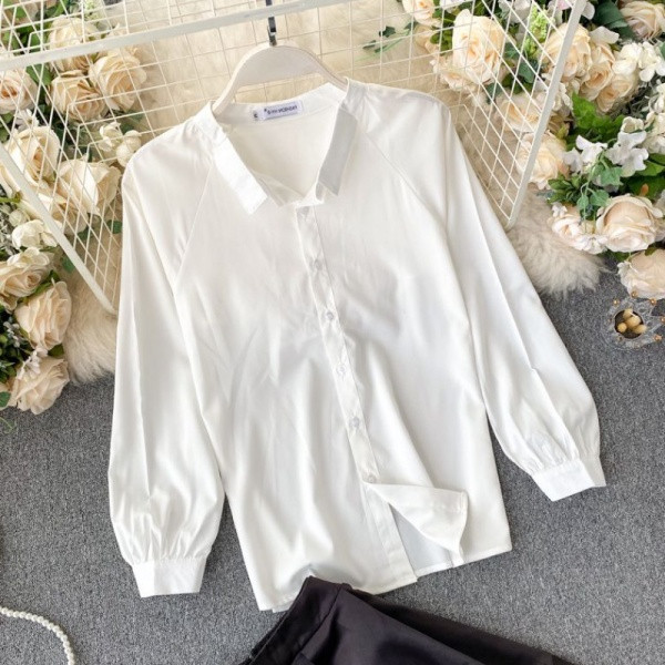 Γυναικείο μοντέρνο καθημερινό σετ από δύο μέρη σε λευκό και μαύρο χρώμα