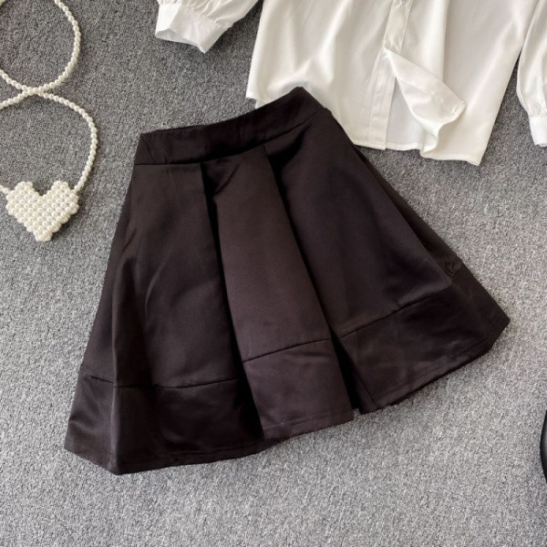 Γυναικείο μοντέρνο καθημερινό σετ από δύο μέρη σε λευκό και μαύρο χρώμα