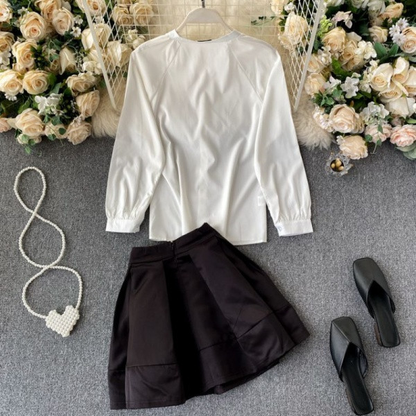 Γυναικείο μοντέρνο καθημερινό σετ από δύο μέρη σε λευκό και μαύρο χρώμα