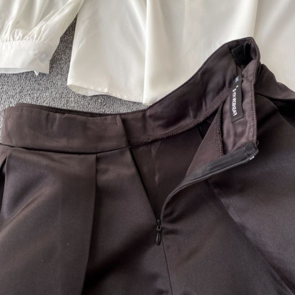 Γυναικείο μοντέρνο καθημερινό σετ από δύο μέρη σε λευκό και μαύρο χρώμα