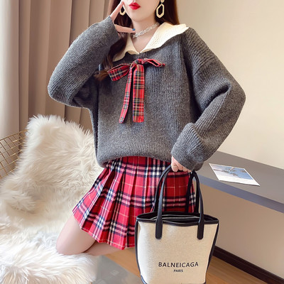 Naiste komplekt kaheosalisest kampsunist ja seelikust