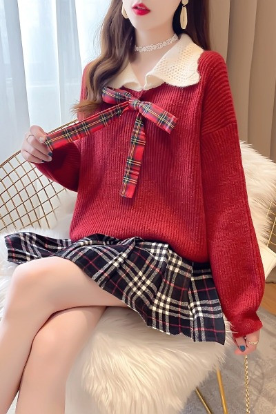 Naiste komplekt kaheosalisest kampsunist ja seelikust