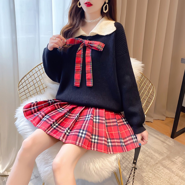 Naiste komplekt kaheosalisest kampsunist ja seelikust