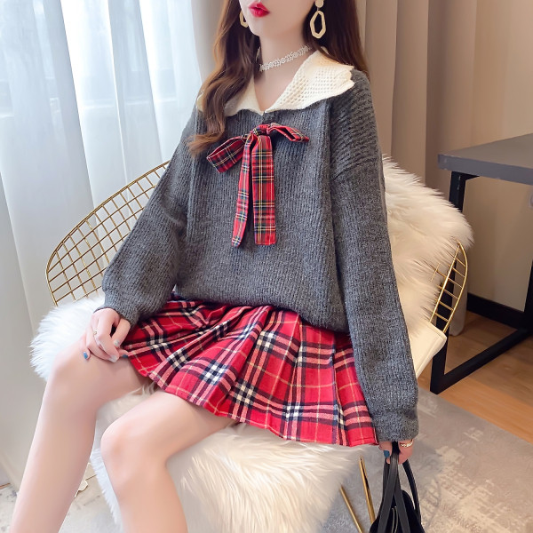 Naiste komplekt kaheosalisest kampsunist ja seelikust