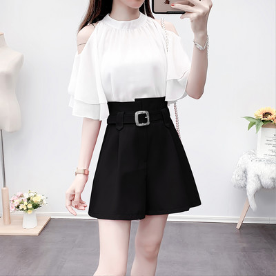 Μοντέρνο σετ μπλούζα και σορτς με ζώνη