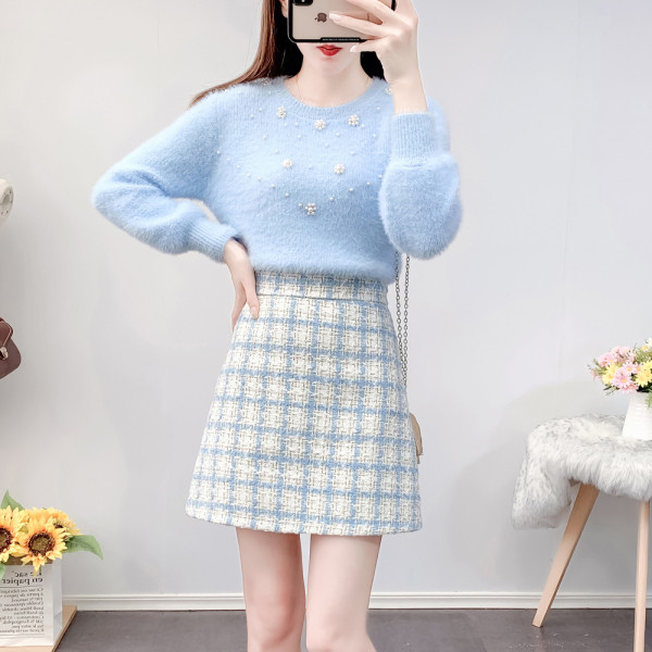 Naiste komplekt kaheosalisest seelikust ja kampsunist