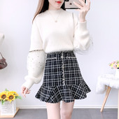 Moodne kampsuni ja tviidseeliku komplekt